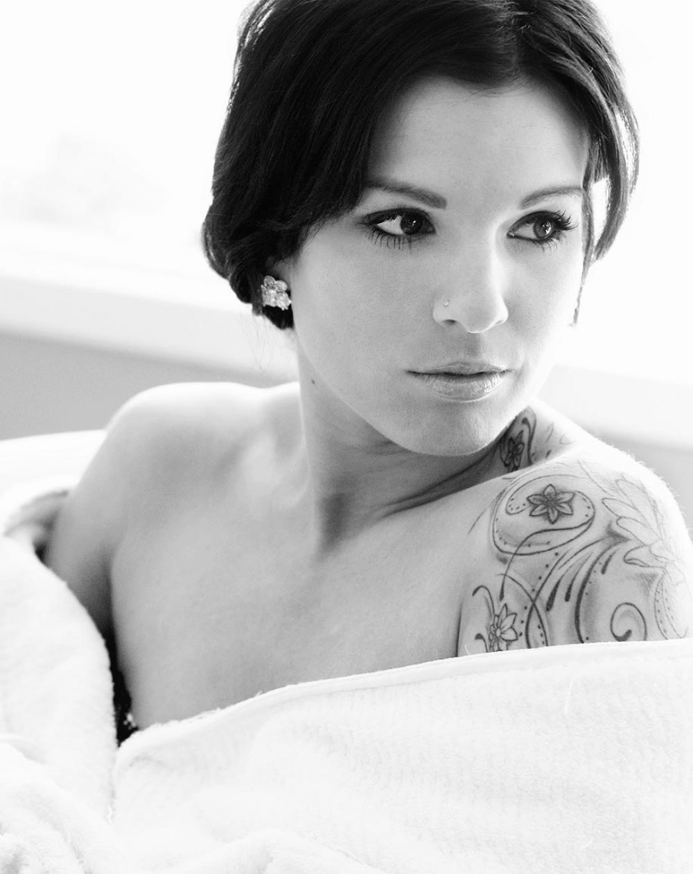 Une femme à l'épaule tatouée / Photographie noir et blanc de charme et boudoir
