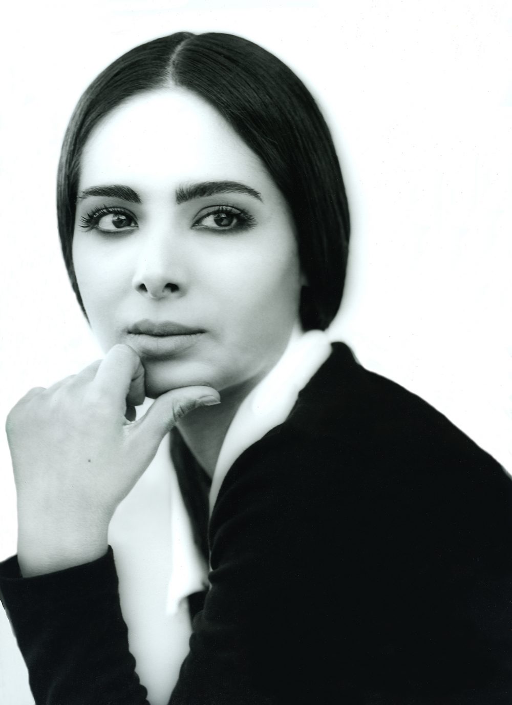 Portrait d'une femme au regard détournée / photographie noir et blanc