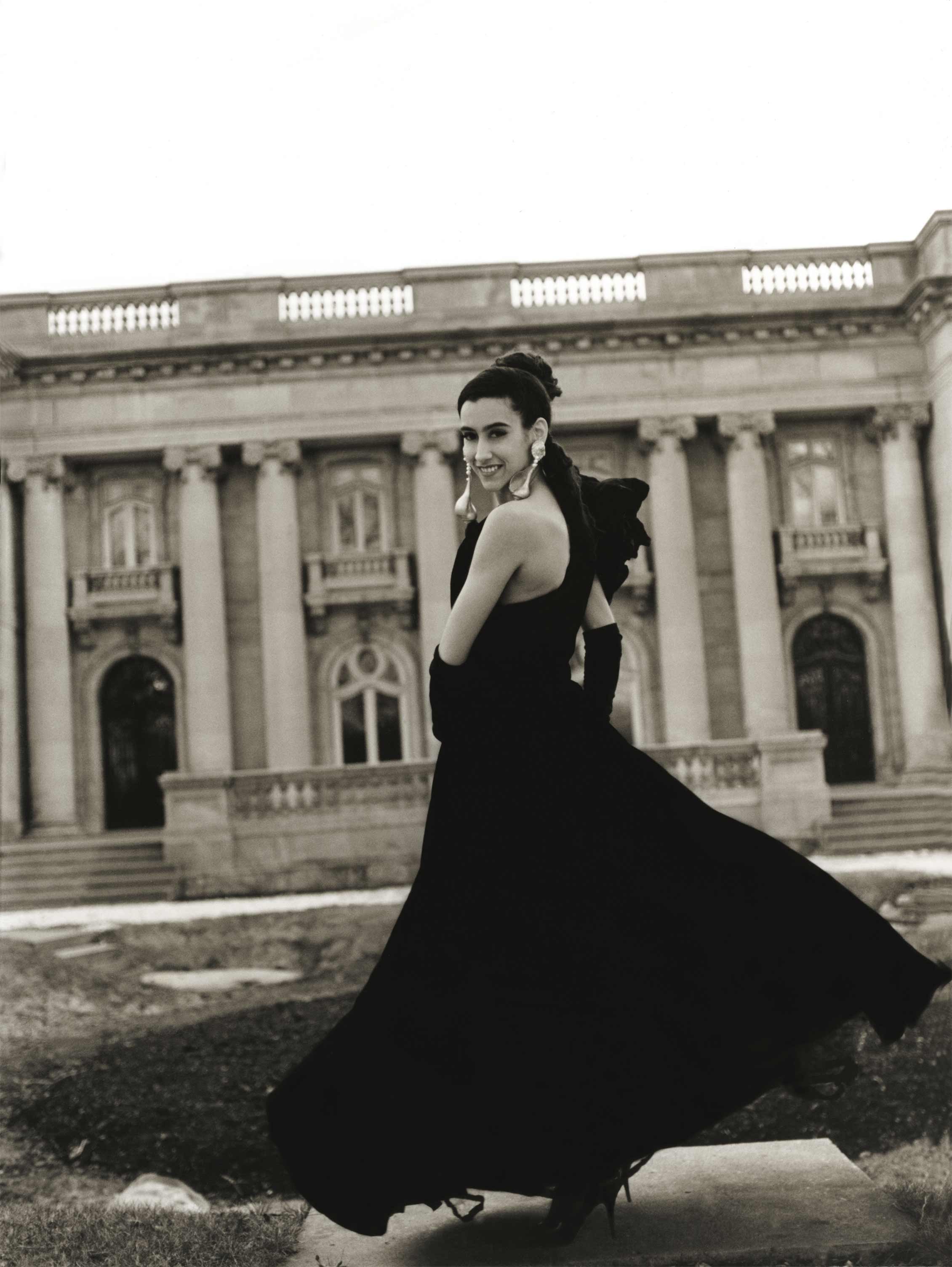 Photo d’un robe de bal devant décor d’architecture classique / Photographie noir et blanc de mode