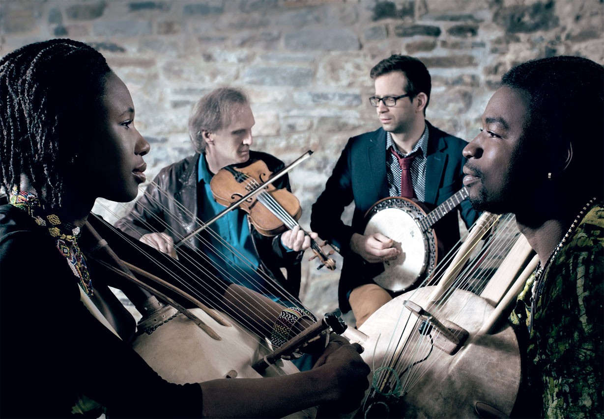 Photo de groupe de musiciens / métissage de musique traditionnelle africaine et québécoise