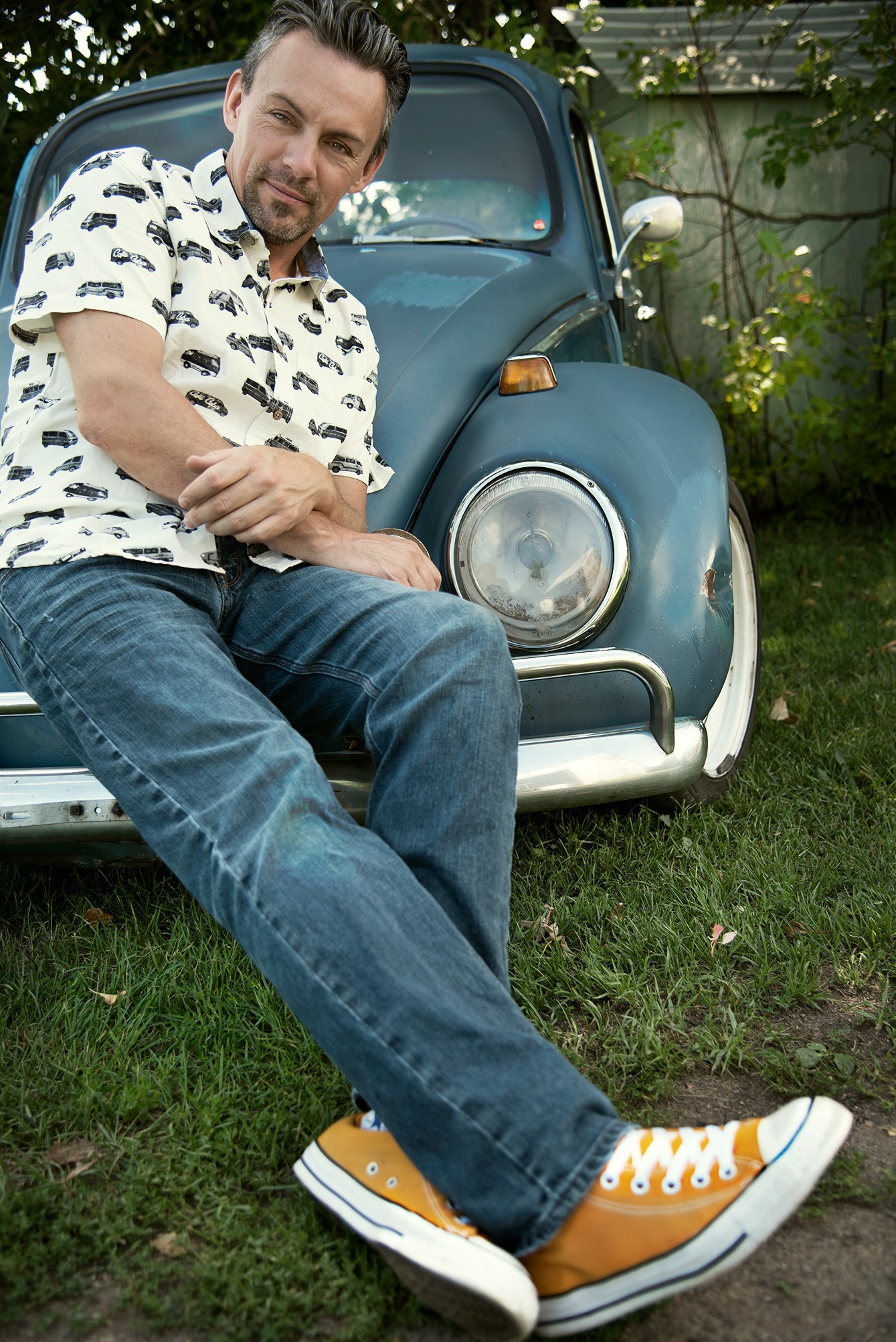 André Bouchard et sa coccinelle Volkswagon / Portrait d’artiste extérieur avec voiture de collection