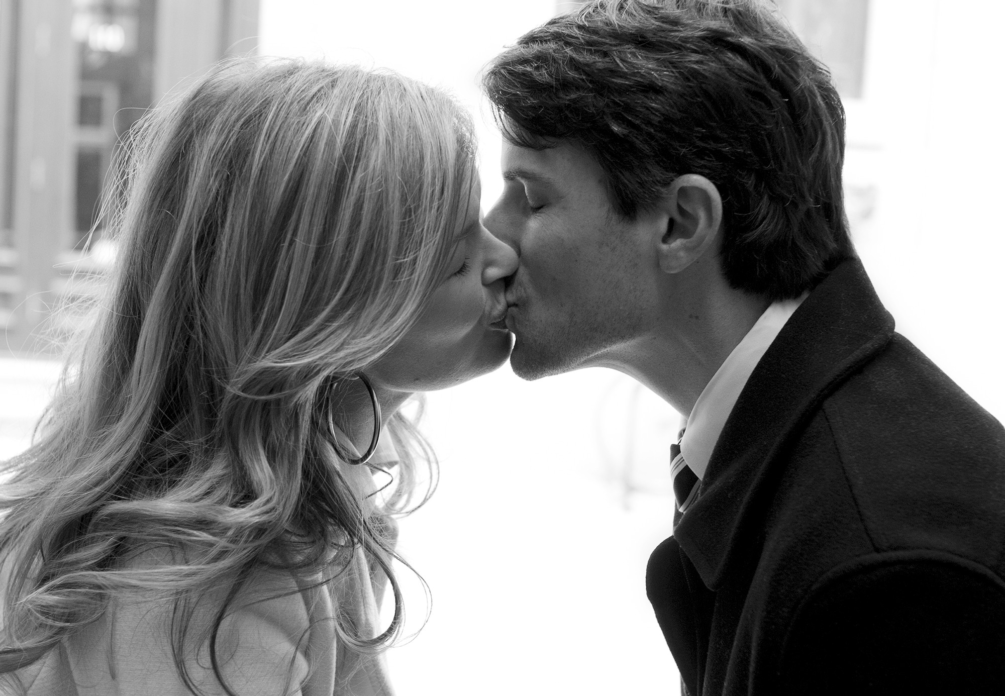 Photo noir et blanc de baiser d’un couple d’amoureux / Professionnal photographer in Québec