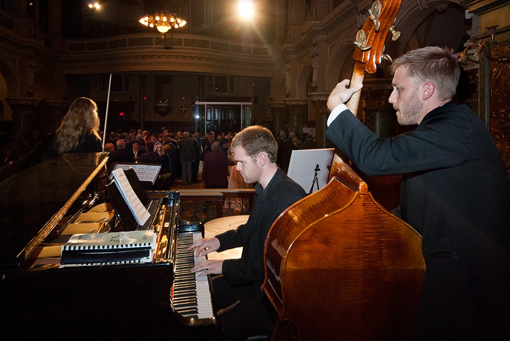 Concert de musique avec piano, violon et contrebasse / photographie d’événement corporatif