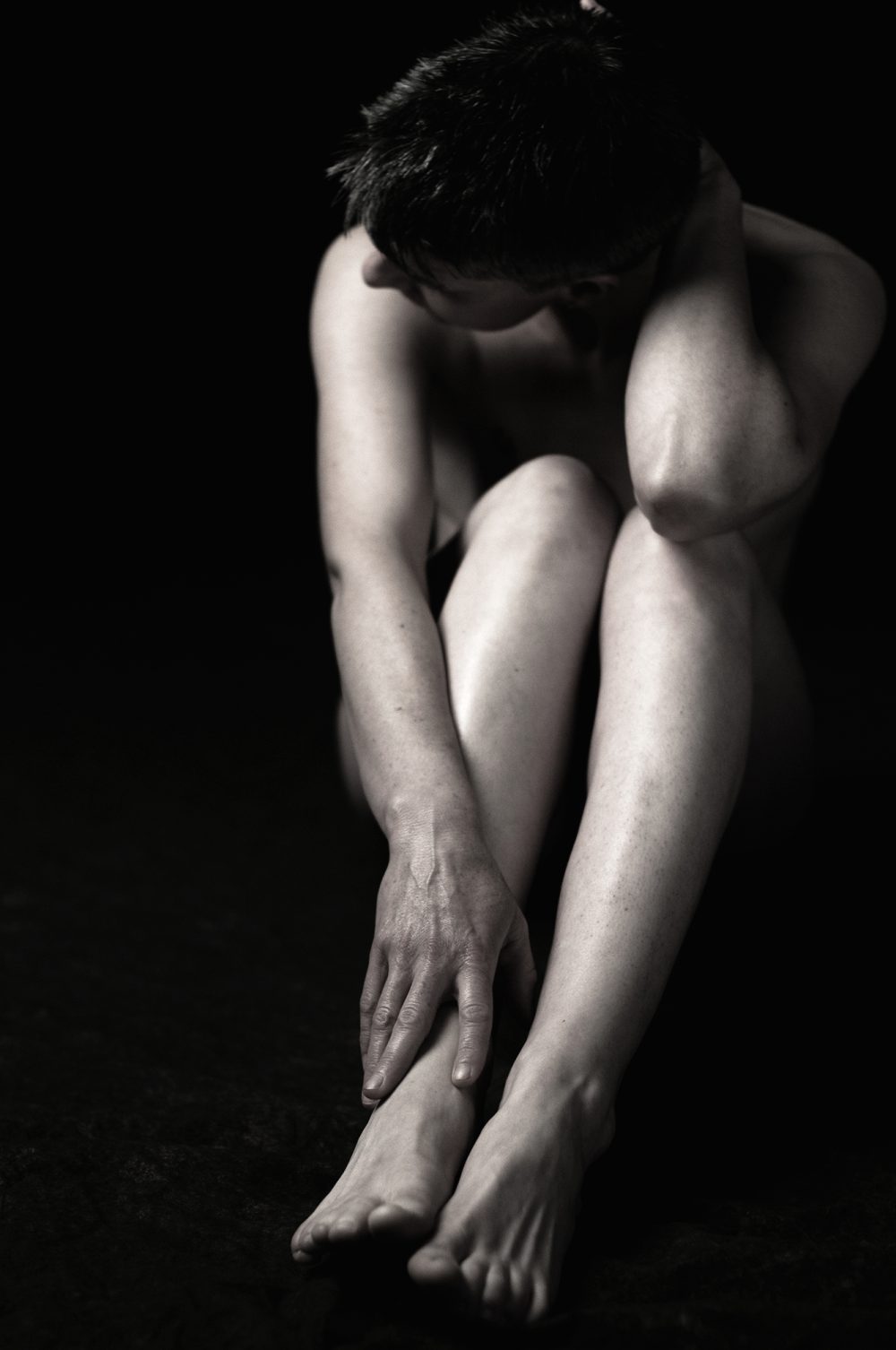 Jambes nues d'une femme / Photographie artistique du nu féminin en noir et blanc