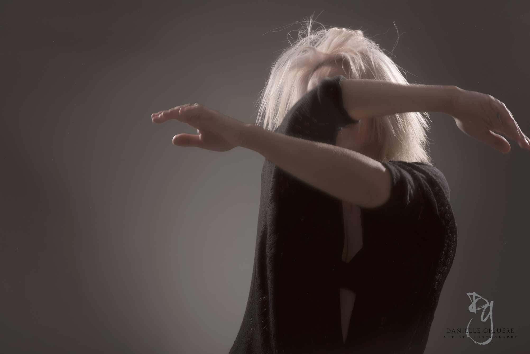 Stacy-Ann Murray qui danse avec ses bras / photographie du corps en studio