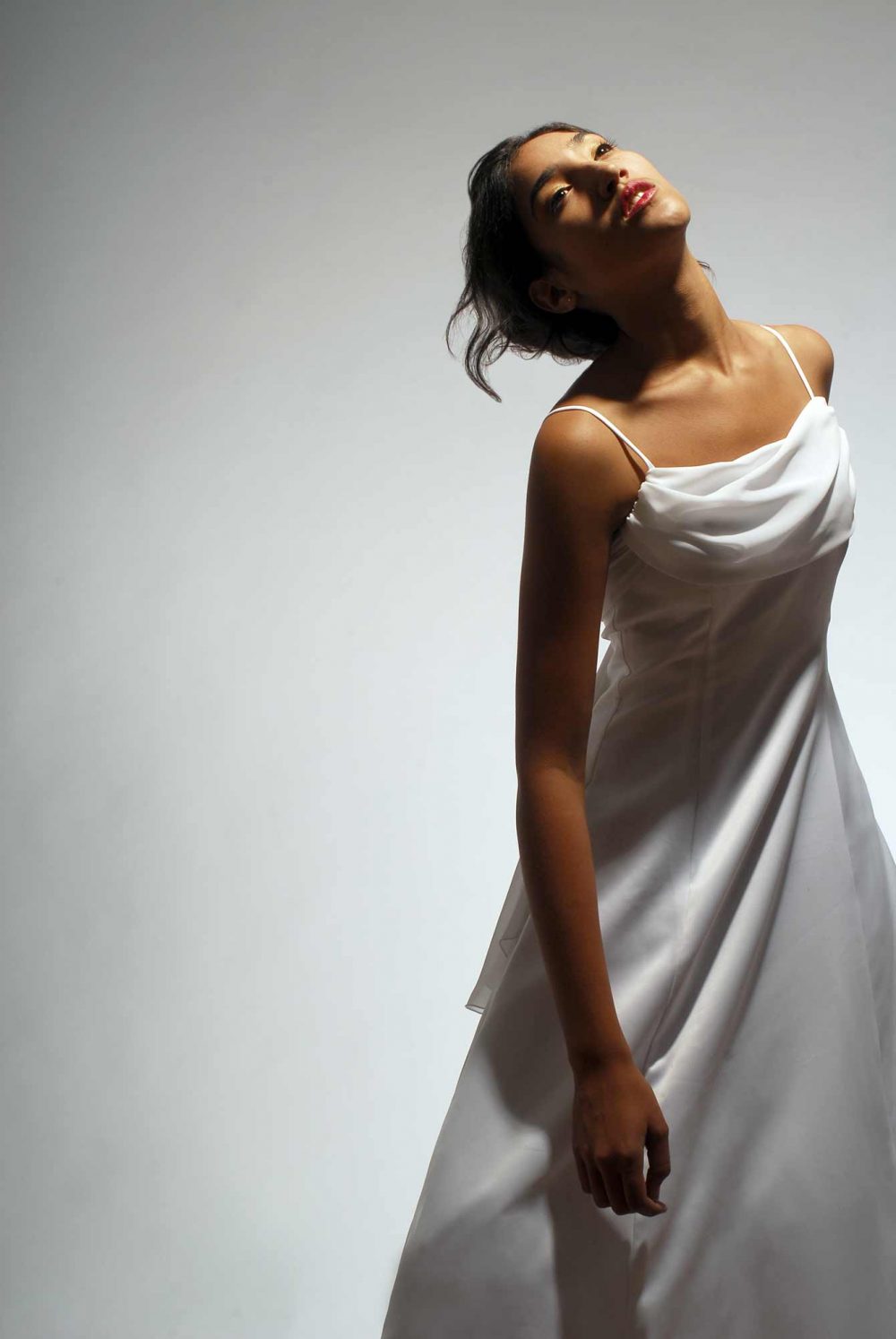 Photographie d'une robe de bal ou de mariée sobre / séance photo de portfolio de mode