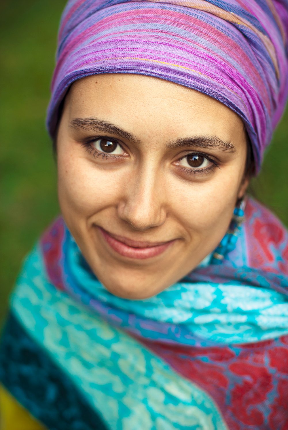 Photo d'une femme basanée portant des foulards colorés / Séance de portrait personnel