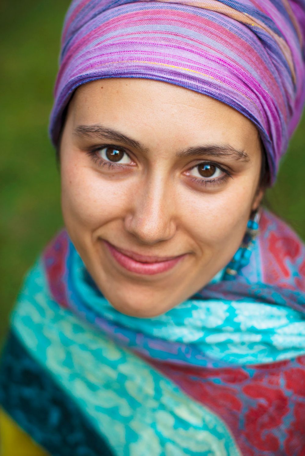 Photo d'une femme au foulard coloré / Portrait extérieur