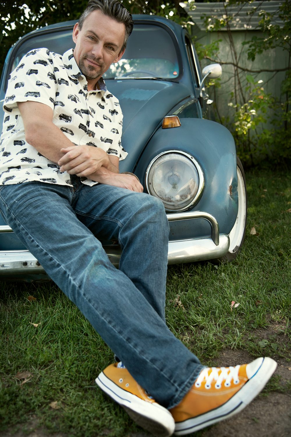 André Bouchard et sa coccinelle Volkswagon / Portrait d'artiste extérieur avec voiture de collection