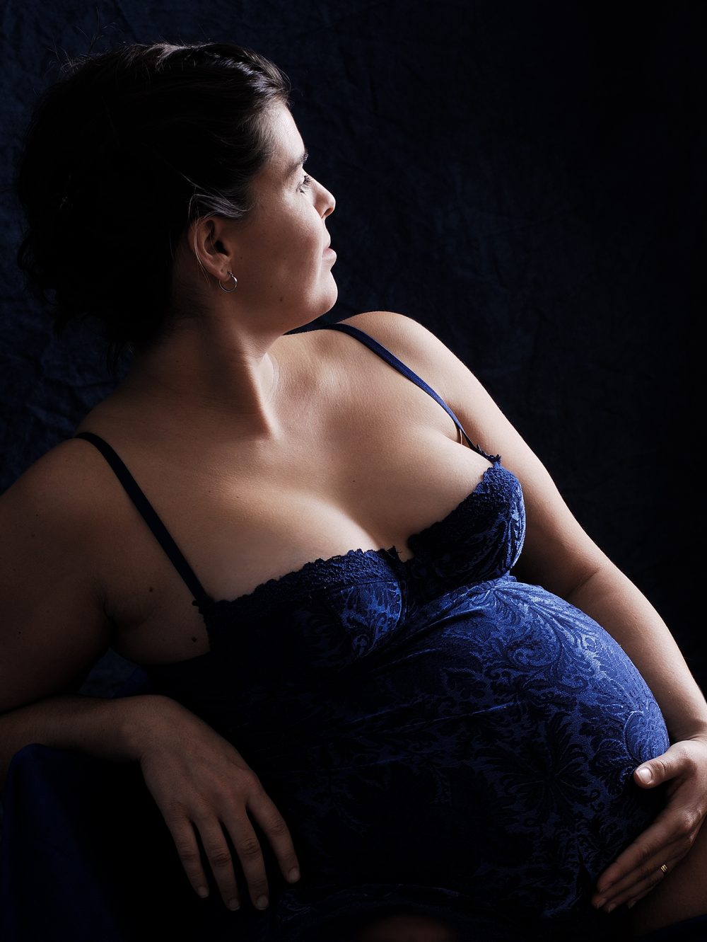 Photo d'une magnifique femme enceinte portant un déshabillé / Photographie de maternité et bedaine